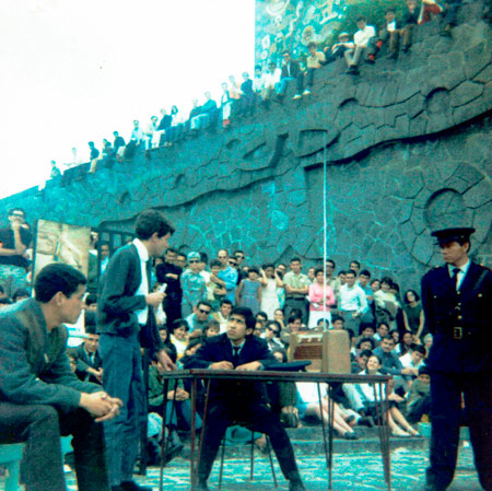 2-Juvencio-Galíndez-durante-interpretación-teatral.--Ciudad-Universitaria-1968.-Archivo-personal.jpg