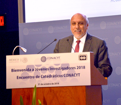 400-Enrique-Cabrero-Mendoza,-durante-la-ceremonia-de-bienvenida-de-Cátedras-Conacyt-2018.jpg