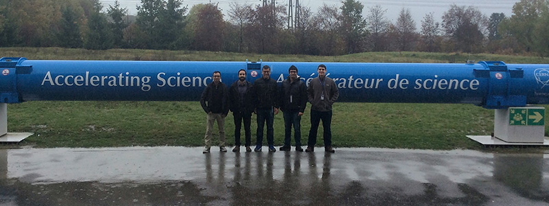 800x300-Estudiantes-y-el-doctor-Ildefonso-León-Monzón-Frente-al-Globo-de-la-ciencia-en-el-CERN.jpg