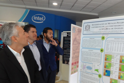 Dr. Agustin Enciso Munoz en exposicion de carteles cientificos