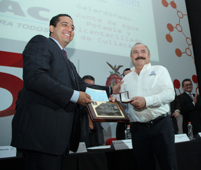 Jesus Higuera Laura director general de JAPAC recibe el premio por parte del alcalde Jesus Valdez Palazuelos