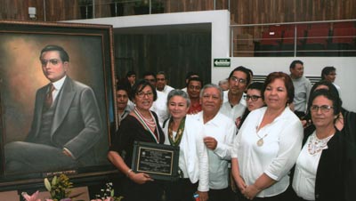 Dra.-Julia-Fraga-Berdugo-e-investigadores-de-la-Universidad-Autónoma-de-Yucatán-(UADY)-durante-la-entrega-de-la-medalla-Héctor-Victoria-Aguilar-de-la-LXI-Legislatura-2015-2018-del-H.-Congreso-del-Estado-de-Yucatán.jpg
