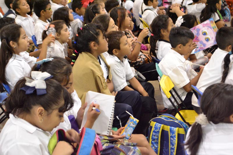 FOTO-9-Público-asistente-a-la-obra-El-laberinto-del-Uaykirits,-presentación-en-la-Semana-Nacional-de-Ciencia-y-Tecnología-en-Yucatán.jpg