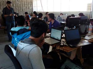 Fernando-Gallardo-instruye-a-jóvenes-estudiantes-en-la-Caffeine-Labs-Hacker-School-3.jpg