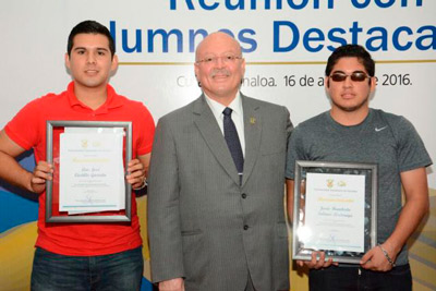 Reciben-premios-de-la-UAS.jpg