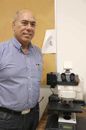 1 Dr. Josue Alvarez Borrego en el Laboratorio de Procesado de Imagenes0516