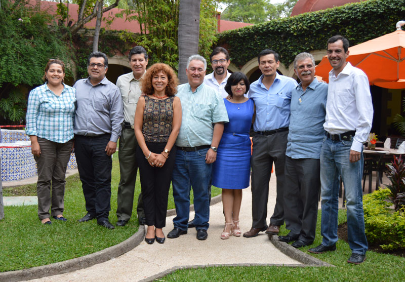 El Dr Galindo junto a integrantes de la Asociacion de Innovadores Universitarios5
