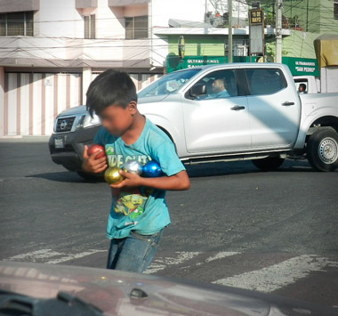 Nino trabajando en las esquinas