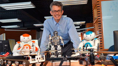 Dr. Humberto Sossa con robots2816