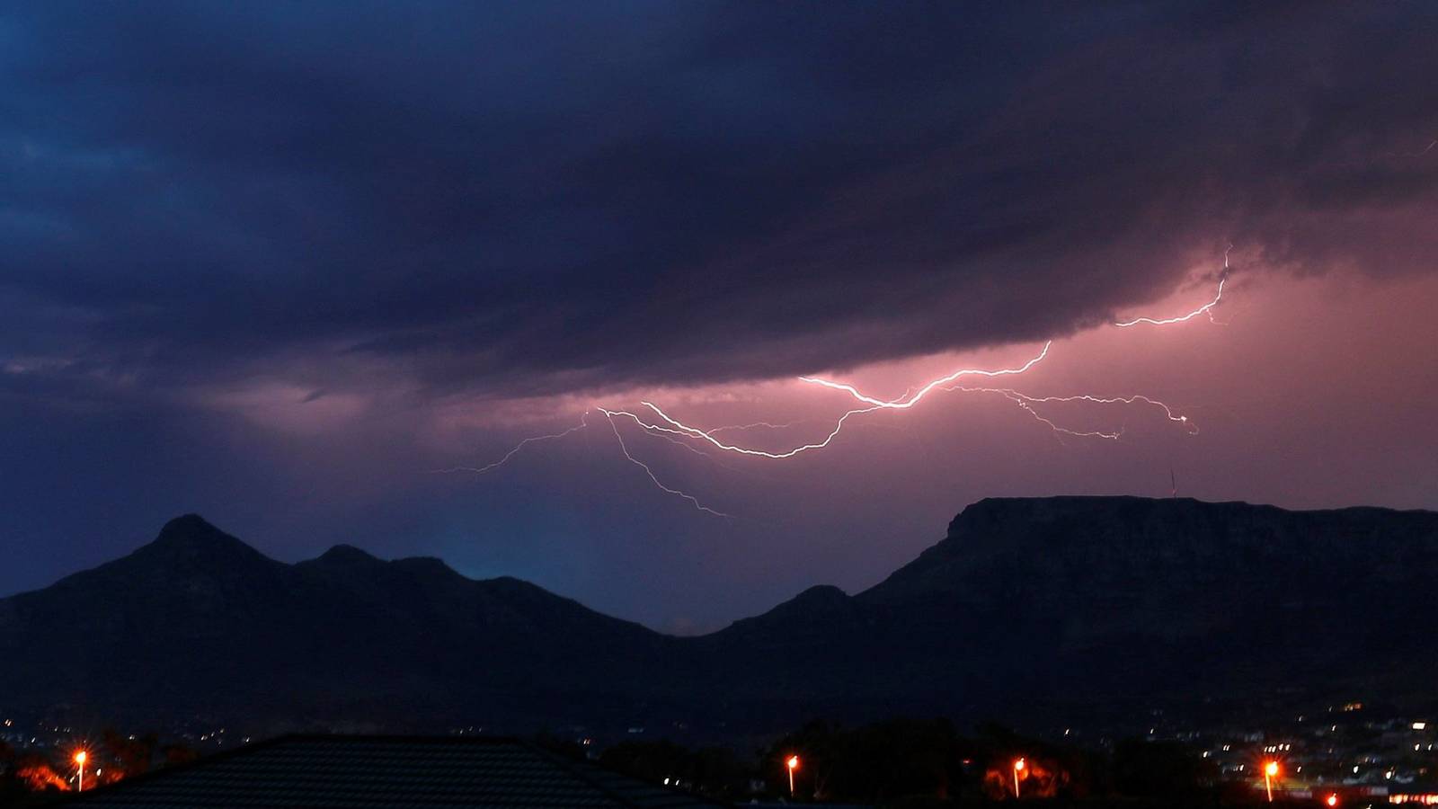 por-que-no-debes-lavar-los-platos-o-ducharte-durante-una-tormenta.jpg