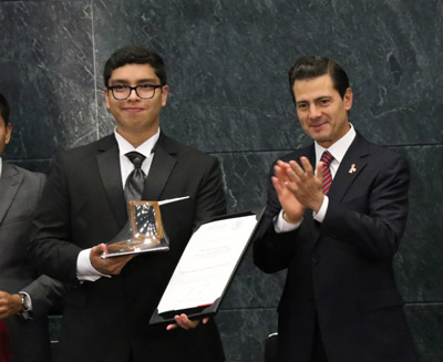 400Jesús-Abraham-Maya-Pedraza-recibiendo-del-presidente-Enrique-Peña-Nieto-el-Premio-Nacional-de-la-Juventud-2018.jpg